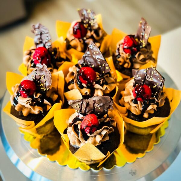 Chocolate Raspberry Cupcakes – Rich, Fruity, and Flirtatiously Decadent